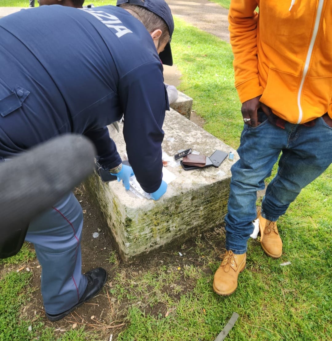 Avellino -  Cittadino straniero di 24 anni  arrestato in piazza Kennedy  per possesso stupefacenti